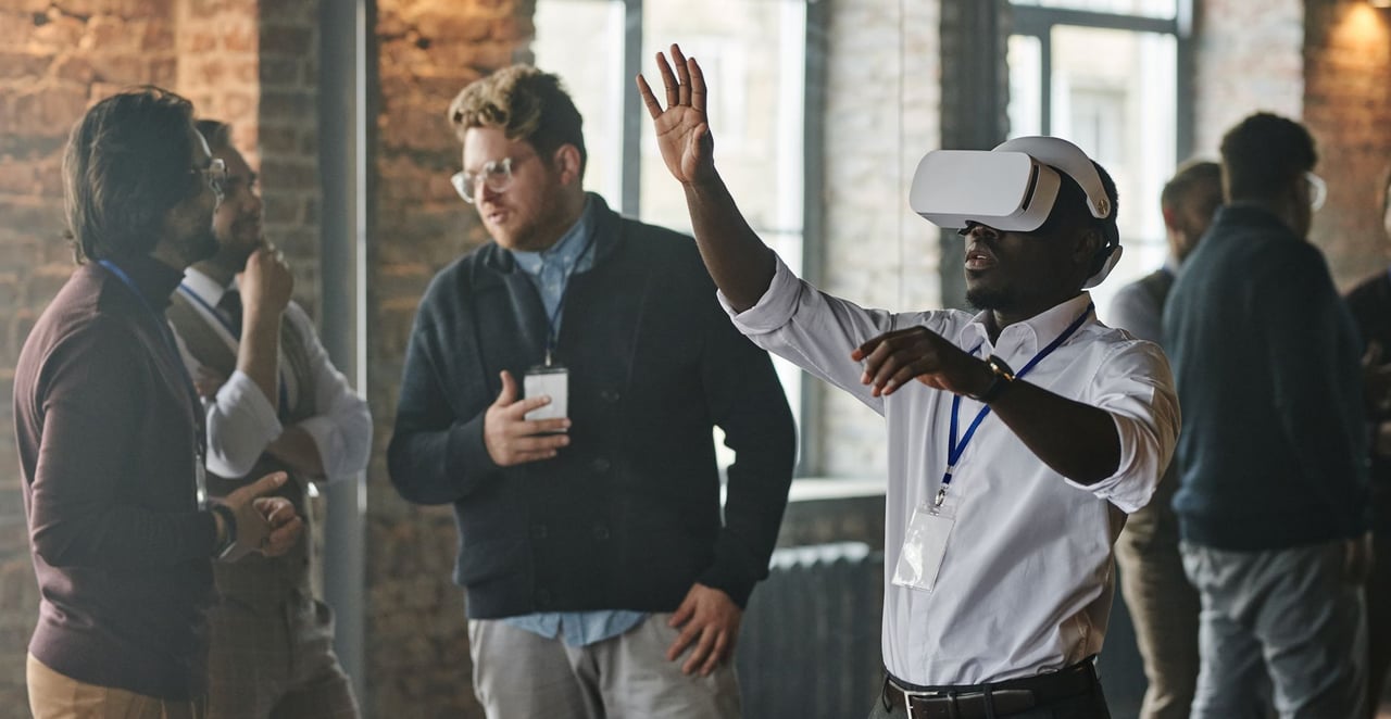 Collègues jouant ensemble en réalité virtuelle lors d'un événement d'entreprise